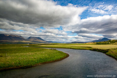 Fluss Huseyjarkvisl (Húseyjarkvísl) neben Varmahlid (Varmahlíð)