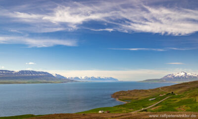 Blick auf den Eyjafjördur (Eyjafjörður). Es ist der längste Fjord Islands