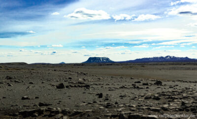 Blick auf den schneebedeckten Tafelvulkan Herdubreid (Herðubreið)