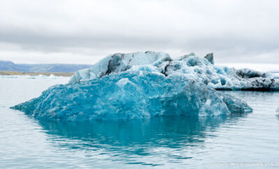 Eisscholle im Gletschersee Jökulsarlon (Jökulsárlón, „Gletscherflusslagune“) am Südrand des Vatnajökull, der größte Gletscher Islands