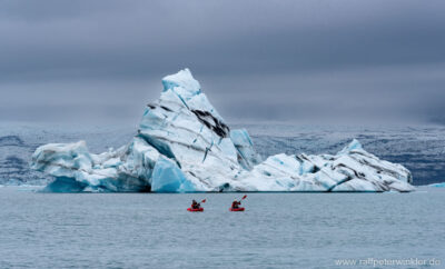 Eisscholle im Gletschersee Jökulsarlon (Jökulsárlón, „Gletscherflusslagune“) am Südrand des Vatnajökull, der größte Gletscher Islands