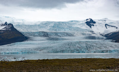 Gletscherzunge des Vatnajökull in der Nähe des Hvannadalshnukur (Hvannadalshnúkur), dem mit 2110 m höchsten Gipfel Islands. Am Ende der Gletscherzunge befindet sich der Gletschersee Fjallsarlon (Fjallsárlón)
