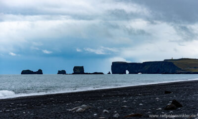 Der schwarze Strand Reynisfjara mit den Basaltsäulen Reynisdrangar und der Basalthöhle Halsanefshellir an der Südspitze Islands