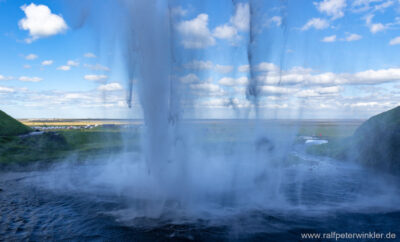 Hinter dem Wasserfall Seljalandsfoss im Süden Islands