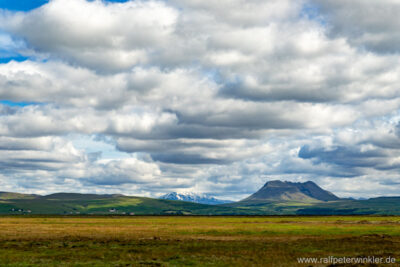 Landschaft im Süden Islands mit Blick auf den Vulkan Hekla (rechts im Bild)